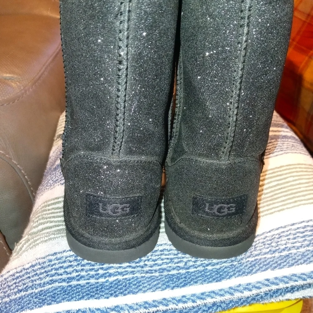 UGG CLASSIC II SHORT BLACK GLITTER GIRLS 4 FAUX FUR LINED PULL ON WINTER BOOTS